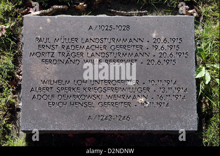 Une plaque avec les noms des soldats allemands tombés dans le cimetière allemand de Langemark, près de Langemark, Belgique. Banque D'Images