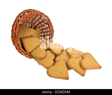 Un panier avec plusieurs ginger cookies snap sur un fond blanc. Banque D'Images