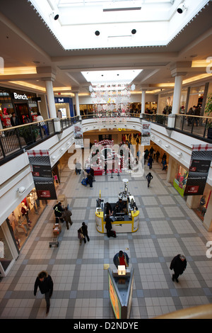 Midtown Plaza Mall avec le père noël avant noël grotte Saskatoon Saskatchewan Canada Banque D'Images