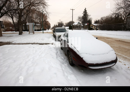 Recouvert de neige voiture garée sur la rue de Pleasant Hill Saskatoon Saskatchewan Canada Banque D'Images