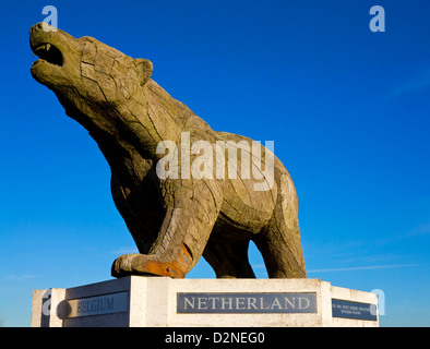 L'ours polaire en bois la sculpture à l'Association Mémorial National Memorial Arboretum Alrewas Staffordshire England UK Banque D'Images