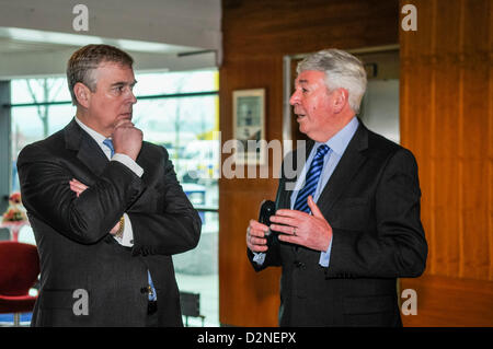 29 janvier 2013 à Belfast, en Irlande du Nord. Le prince Andrew, duc de York, parle à Frank Hewitt, Président de l'Irlande du Nord Science Park Banque D'Images