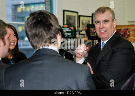 29 janvier 2013 à Belfast, en Irlande du Nord. Le prince Andrew, duc de York, des entretiens avec les exposants du parc scientifique de l'Irlande du Nord Banque D'Images