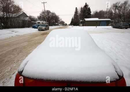 Recouvert de neige voiture garé sur le côté de la rue Pleasant Hill Saskatoon Saskatchewan Canada Banque D'Images