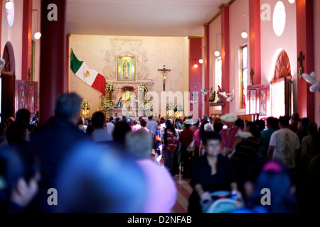 La congrégation se réunit pour l'anniversaire de Virgen de Guadalupe au Mexique Banque D'Images