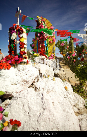 Un sanctuaire coloré en bord de route orné de fleurs pour la Virgen de Guadalupe à l'extérieur de Mazatlan, au Mexique Banque D'Images