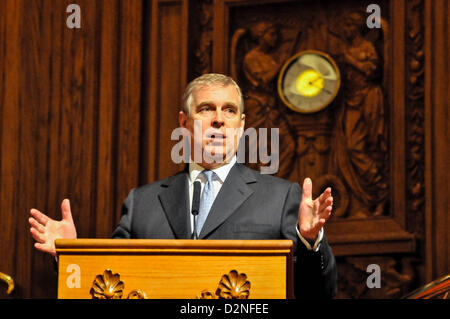 29 janvier 2013 à Belfast, en Irlande du Nord. Le prince Andrew, duc de York, adresse à l'auditoire de Cooperation Ireland au Titanic Belfast. Banque D'Images