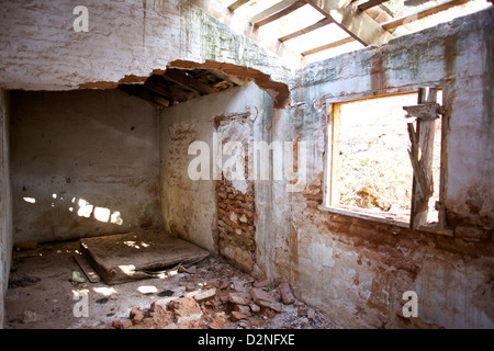 Une maison en ruine dans une ville fantôme dans les montagnes de Mazatlan, Mexique Banque D'Images