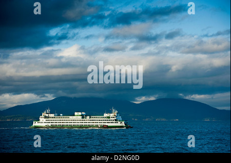 La Washington State Ferry navigue de Anacortes, Washington à Friday Harbor sur l'île San Juan, dans la région de Puget Sound. Banque D'Images