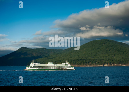 La Washington State Ferry navigue de Anacortes, Washington à Friday Harbor sur l'île San Juan, dans la région de Puget Sound. Banque D'Images