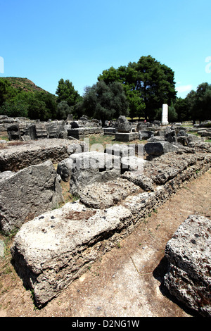 Vue sur le Temple de Zeus à l'ruiné le centre sportif de l'antique Olympie, Grèce continentale, l'Europe. Banque D'Images