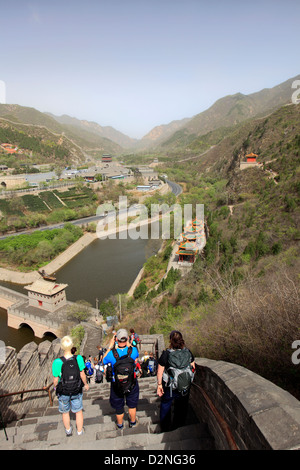 Les promeneurs sur les touristes de passage Juyongguan de la Grande Muraille de Chine, Changping Provence, Chine, Asie. Banque D'Images