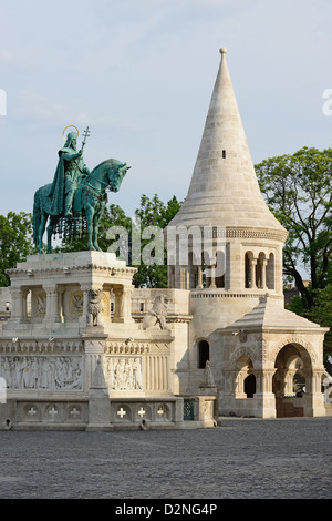 Bastion des Pêcheurs et Stephen King statue à Budapest (Hongrie). Banque D'Images