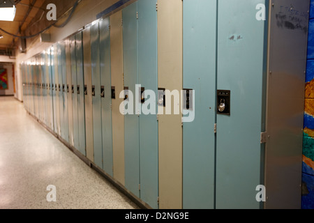 Rangée de casiers d'école verrouillé dans le couloir vide de l'école secondaire canada amérique du nord Banque D'Images