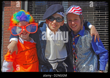 Les garçons Juifs habillés en costume pour la fête de Pourim dans le Borough Park de Brooklyn, New York Banque D'Images