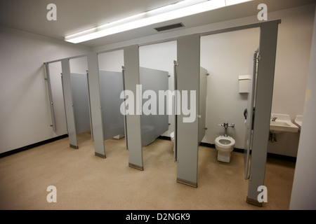 Les échoppes de toilettes l'armoire salle de bain femme dans une haute école canada amérique du nord Banque D'Images