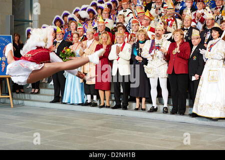 Berlin, Allemagne. 29 janvier 2013. La chancelière allemande Angela Merkel a reçu une délégation de la Fédération allemande du Carnaval avec le prince des couples de tous les membres à la chancellerie à Berlin. Credit : Reynaldo Chaib Paganelli / Alamy Live News Banque D'Images