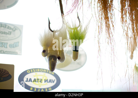 Des leurres de pêche sont exposés dans un magasin de matériel de Montauk, capturant l'essence de la culture de pêche côtière et du patrimoine de plein air de long Island. Banque D'Images