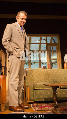 Rowan Atkinson stars comme St John Quartermaine dans les termes Quartermaine au Wyndham's Theatre, Londres Banque D'Images