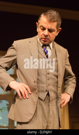 Rowan Atkinson stars comme St John Quartermaine dans les termes Quartermaine au Wyndham's Theatre, Londres Banque D'Images