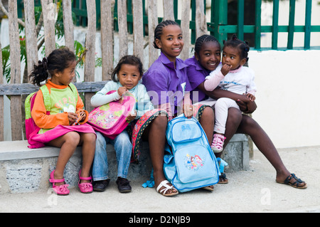 Les enfants dans la rue, Fort Dauphin (Taolagnaro), Madagascar Banque D'Images