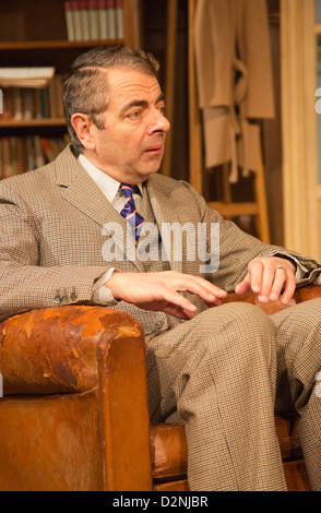 Rowan Atkinson stars comme St John Quartermaine dans les termes Quartermaine au Wyndham's Theatre, Londres Banque D'Images