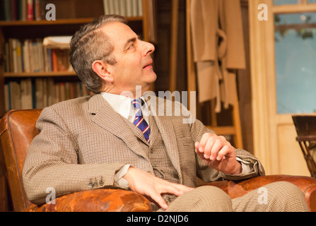 Rowan Atkinson stars comme St John Quartermaine dans les termes Quartermaine au Wyndham's Theatre, Londres Banque D'Images