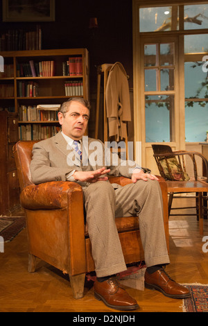 Rowan Atkinson stars comme St John Quartermaine dans les termes Quartermaine au Wyndham's Theatre, Londres Banque D'Images