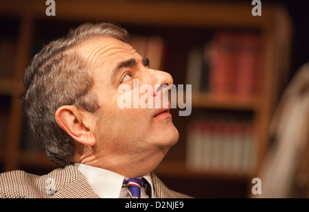 Rowan Atkinson stars comme St John Quartermaine dans les termes Quartermaine au Wyndham's Theatre, Londres Banque D'Images