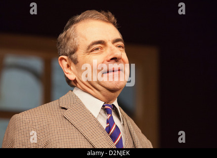 Rowan Atkinson stars comme St John Quartermaine dans les termes Quartermaine au Wyndham's Theatre, Londres Banque D'Images