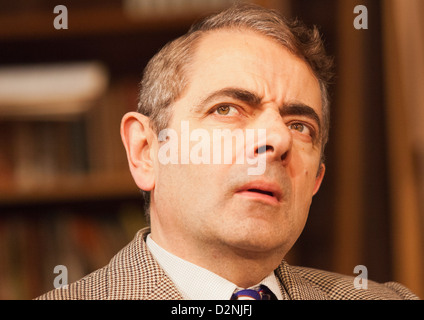 Rowan Atkinson stars comme St John Quartermaine dans les termes Quartermaine au Wyndham's Theatre, Londres Banque D'Images