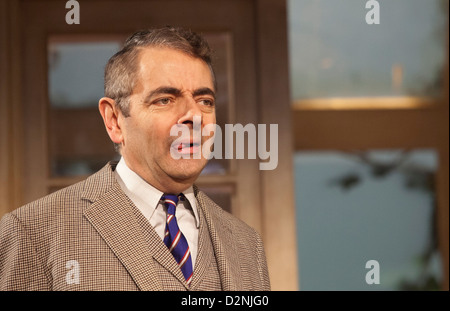 Rowan Atkinson stars comme St John Quartermaine dans les termes Quartermaine au Wyndham's Theatre, Londres Banque D'Images