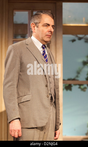 Rowan Atkinson stars comme St John Quartermaine dans les termes Quartermaine au Wyndham's Theatre, Londres Banque D'Images