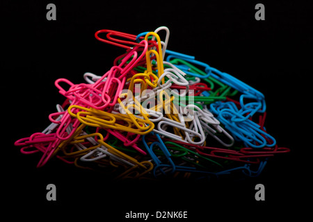 Photo de trombones colorés sur fond noir Banque D'Images