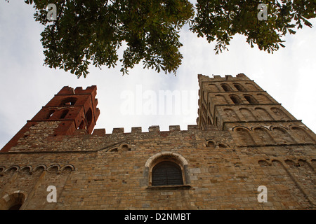 Le clocher de la cathédrale dans la ville d'Elne en Languedoc Roussillon dans le sud de la France, près des Pyrénées. Banque D'Images