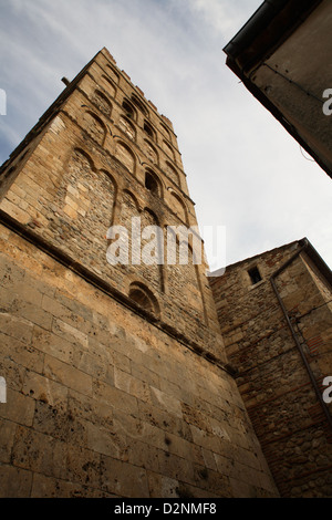 Le clocher de la cathédrale dans la ville d'Elne en Languedoc Roussillon dans le sud de la France, près des Pyrénées. Banque D'Images