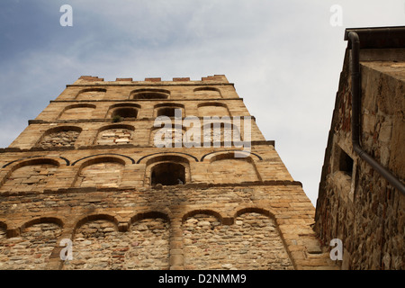 Le clocher de la cathédrale dans la ville d'Elne en Languedoc Roussillon dans le sud de la France, près des Pyrénées. Banque D'Images