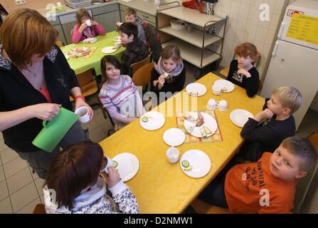 Les écoliers ont petit-déjeuner à l'école primaire 'Am Taklerring» à Rostock, Allemagne, 25 janvier 2013. Le petit déjeuner est gratuit pour les personnes dont les parents de remplir une demande, pour les autres il coûte 0,40 euro. La société "Ensemble pour les grandes et petites" a été l'organisation de ce petit-déjeuner pour les sept dernières années. Les entreprises de l'Association du logement de Rostock, Rostock Wiro Utilité Publique et Ostseesparkasse banque (OSPA) présentera une initiative conjointe le 30 janvier 2013 qui vise à soutenir les associations qui fournissent gratuitement pour breakfassts les écoliers. Photo : Bernd Wuestneck Banque D'Images