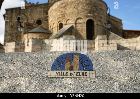 Une partie de la cathédrale dans la ville d'Elne en Languedoc Roussillon dans le sud de la France, près des Pyrénées. Banque D'Images