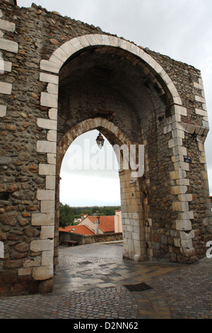 Un arc romain dans la Cathédrale d'Elne ville colline en Languedoc Roussillon dans le sud de la France. Banque D'Images