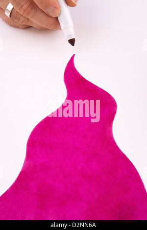 Un marqueur est utilisé pour créer un chemin de couleur sur papier blanc Banque D'Images