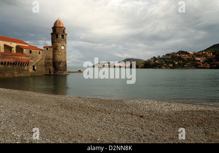 L'église de Collioure, Notre-Dame-des-Anges sur la côte méditerranéenne, dans la région Catalane du sud de la France. Banque D'Images