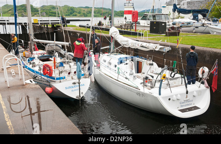 L'Écosse, dans le comté de Argyll and Bute, Crinan Canal ouvert 1801 a 15 écluses, voiliers dans lock Banque D'Images