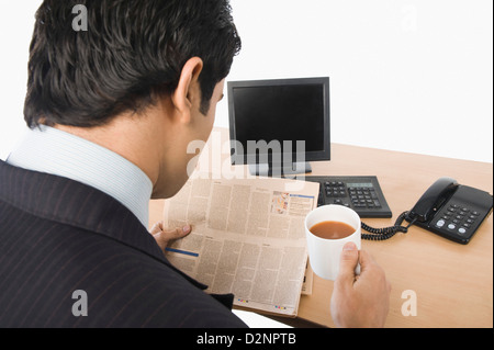 Woman et tenant une tasse de thé Banque D'Images