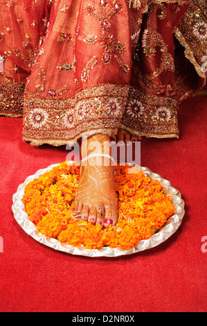 Pied de la mariée avec tatouage au henné sur un bac à fleurs Banque D'Images