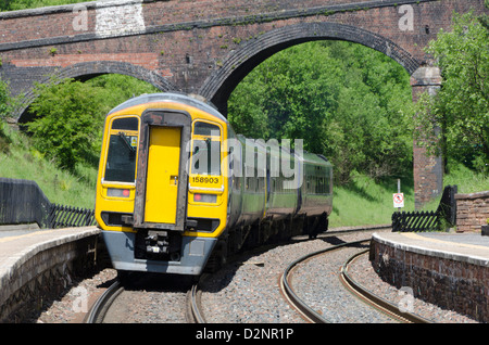 Train de voyageurs quittant la gare la Dent, Cumbria, Angleterre. Banque D'Images