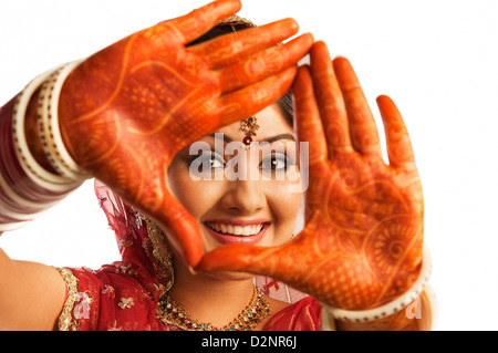 Portrait d'une jeune mariée montrant décorées au henné palms and smiling Banque D'Images