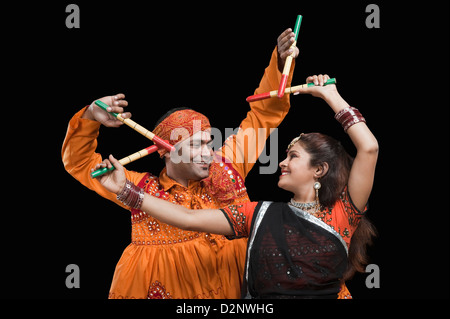 Effectuer deux dandiya Banque D'Images