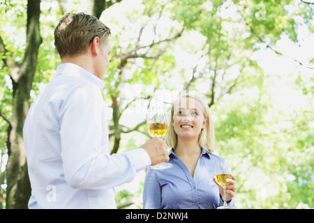 Jeune couple drinking wine Banque D'Images