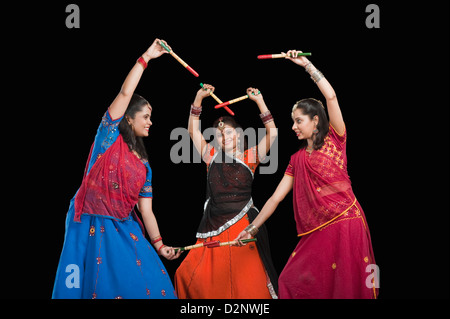 Les femmes exécutant dandiya Banque D'Images